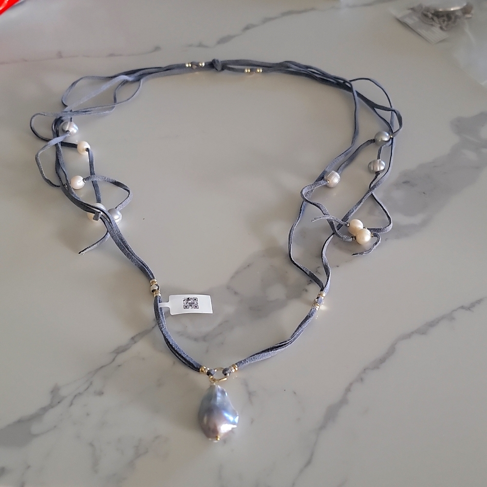 Leather pearls necklace...